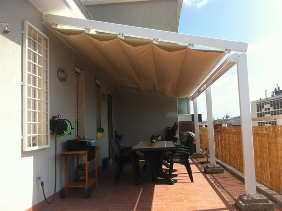 tenda a pergola su misura installata su un balcone milanese